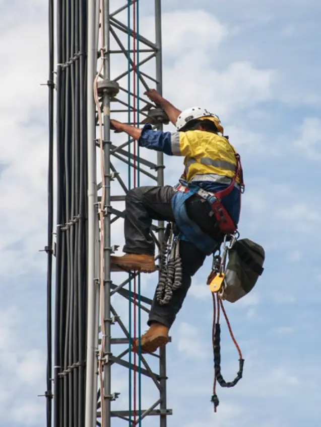 Homem subindo em torre
